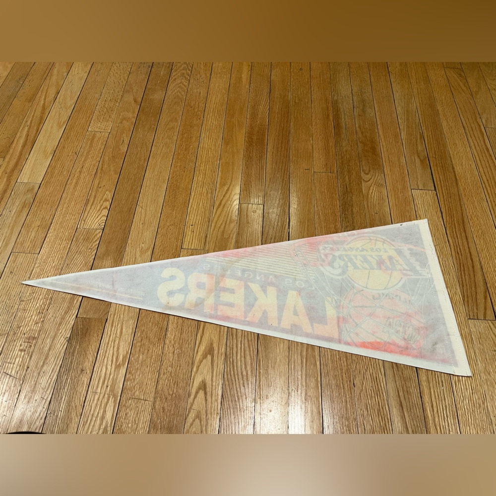 Vintage NBA Los Angeles Lakers felt Pennant - Picture 4 of 4